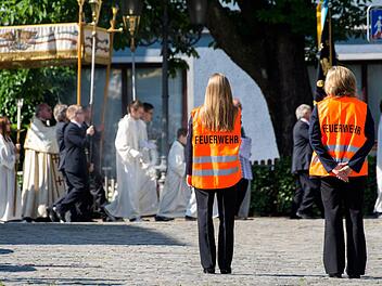 Wenn die Fronleichnamsprozession durch Höchstadt zieht, sperrt die Freiwillige Feuerwehr die Straßen ab. Foto: Matthias Barth