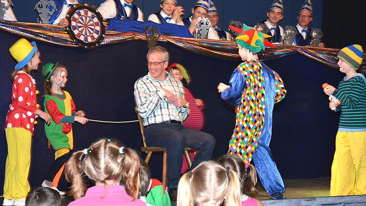 Die Kinder nahmen Bürgermeister Günter Pfeiffer in Gewahrsam und fesselten ihn an einen Stuhl. Fotos: Schmidt