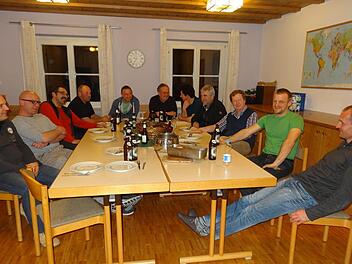 Eine gepflegte Herrenrunde im evangelischen Gemeindehaus in Bischofsheim. Den Männertreff gibt es seit 2013. Neuzugänge sind jederzeit willkommen. Am Freitag, 24. April gibt es ab 19 Uhr einen Männerabend im Keller "Zum Posthalter" zum Thema "Männer - Träume - Schäume". Foto: marion Eckert