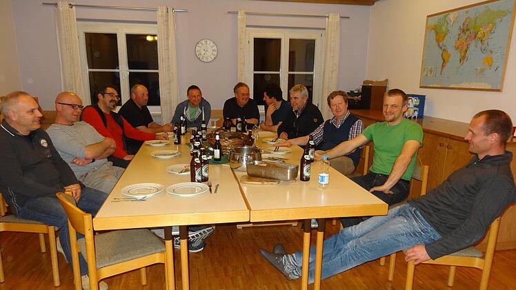 Eine gepflegte Herrenrunde im evangelischen Gemeindehaus in Bischofsheim. Den Männertreff gibt es seit 2013. Neuzugänge sind jederzeit willkommen. Am Freitag, 24. April gibt es ab 19 Uhr einen Männerabend im Keller "Zum Posthalter" zum Thema "Männer - Träume - Schäume". Foto: marion Eckert