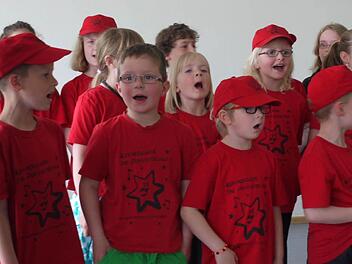 Die Poppendorfer "Poppsternla" mögen es gern rot. Fotos: Pauline Lindner