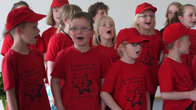 Die Poppendorfer "Poppsternla" mögen es gern rot. Fotos: Pauline Lindner