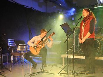 Die wohl ungewöhnlichste Darbietung des Nachmittags kam von Annika Landkron (Gesang) und Niklas Schwarz (Gitarre): Die beiden hatten sich Franz Schuberts "Ave Maria" ausgesucht. Fotos: Sonja Adam