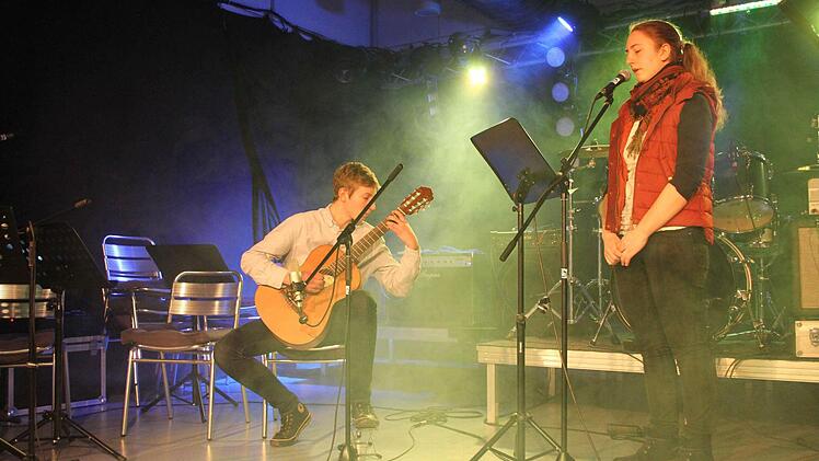 Die wohl ungewöhnlichste Darbietung des Nachmittags kam von Annika Landkron (Gesang) und Niklas Schwarz (Gitarre): Die beiden hatten sich Franz Schuberts "Ave Maria" ausgesucht. Fotos: Sonja Adam