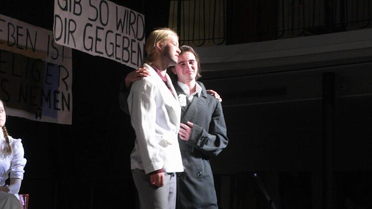 Macheth (Winona Giese, links) und sein alter Freund Tiger Brown (Emmanuel Löffler).  Foto: Joachim Rübel