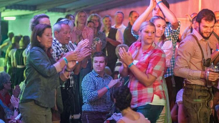 Impressionen vom "Oktopafest" mit der "Original Prinz Albert Blasmusik" in Coburg: begeisterte Fans im Festzelt.Foto: Jochen Berger