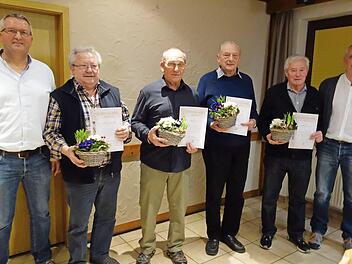 Ehrungen anlässlich der Hauptversammlung des OGV Eicha (von links): Peter Griebel, Martin Schreiner, Edwin Ramm, Ewald Thein, Erwin Schreiner und Mike Gallinsky  Foto: Doris Weidner