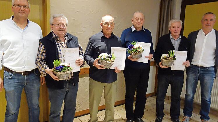 Ehrungen anlässlich der Hauptversammlung des OGV Eicha (von links): Peter Griebel, Martin Schreiner, Edwin Ramm, Ewald Thein, Erwin Schreiner und Mike Gallinsky  Foto: Doris Weidner