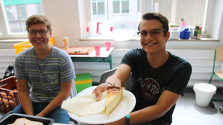 Felix Mortel (l.) und Maximilian Boettcher von der Q11 des MGF versorgten die Spender mit Kuchen und Brötchen.  Foto: Andreas Schmitt