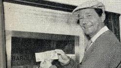 Schauspieler Reg Varney war 1967 der erste Mensch, der an einem Bankautomaten Geld abhob.  Foto: Barclays/dpa