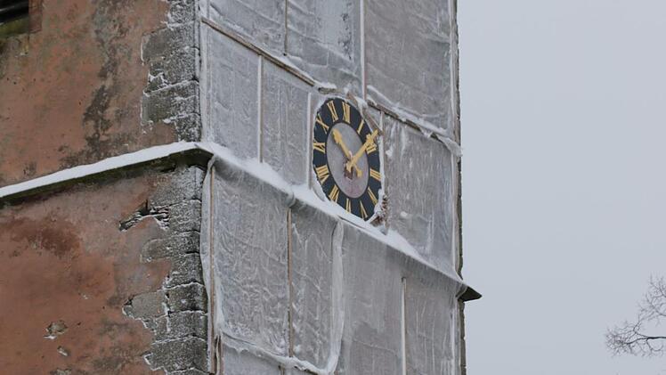 Mit einem Netz musste eine Seite des Kirchturm bereits versehen werden, damit niemand durch herabfallen Teile zu Schaden kommt. Am Rand des Zifferblatts hat sich auch schon eine Rotbuche angesiedelt. Foto: Klaus Klaschka