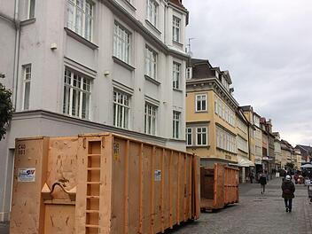 Große Container stehen vor dem ehemaligen K&L im Steinweg.Foto: Oliver Schmidt