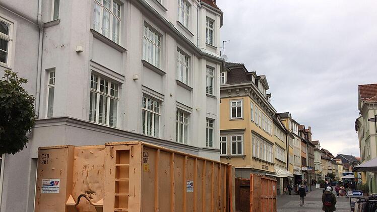 Große Container stehen vor dem ehemaligen K&L im Steinweg.Foto: Oliver Schmidt