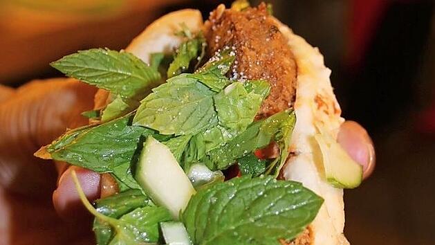 "A Boor im Ganzen" auf arabisch: Falafel mit Gemüse und Kräutern in einem möglichst frisch gebackenen Weißbrot. Typisch für die arabische Küche ist die Vielfalt an Gewürzen und Aromen.  Foto: Katrin Geyer
