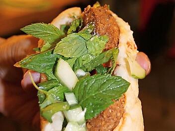 "A Boor im Ganzen" auf arabisch: Falafel mit Gemüse und Kräutern in einem möglichst frisch gebackenen Weißbrot. Typisch für die arabische Küche ist die Vielfalt an Gewürzen und Aromen.  Foto: Katrin Geyer