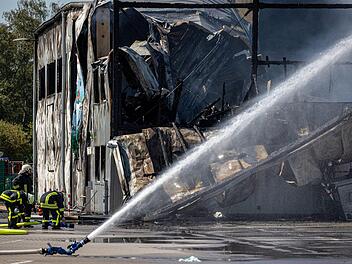 In Recklinghausen (NRW) ist die Feuerwehr im Dauereinsatz. Zahlreiche Rettungskräfte bekämpfen die Flammen an der "Kinderwelt". Foto: Christoph Reichwein/dpa