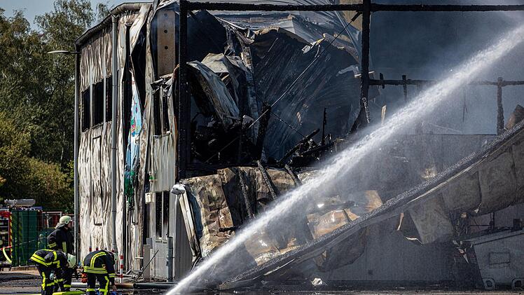In Recklinghausen (NRW) ist die Feuerwehr im Dauereinsatz. Zahlreiche Rettungskräfte bekämpfen die Flammen an der "Kinderwelt". Foto: Christoph Reichwein/dpa
