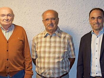 Ehrung für 60-jährige Mitgliedschaft (von links): Wolfgang Zänglein, und Hans Schmitt; daneben 1. Vorsitzender Holger Schmitt.