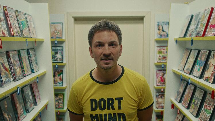 "Chabos" spielt auf zwei Zeitebenen. Vor allem in der Jetzt-Zeit thematisiert der erwachsene Peppi (Johannes Kienast) die toxische M&auml;nnlichkeit des Jahres 2006.