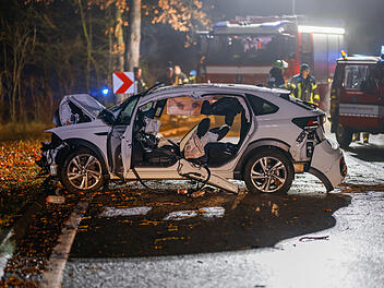Schwerverletzte nach Unfall auf B4 bei Erlangen aus Auto befreit