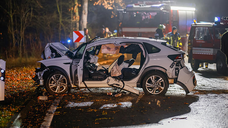 Schwerverletzte nach Unfall auf B4 bei Erlangen aus Auto befreit