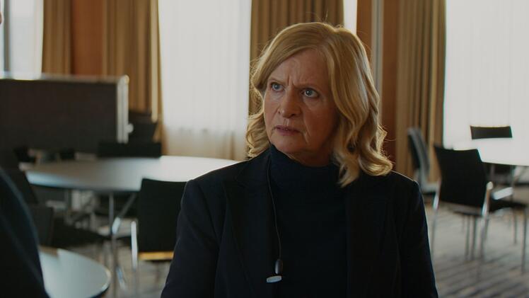 Frau Krawcyk (Johanna Gastdorf) plant die Preisverleihung minuti&ouml;s.