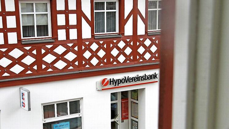 Noch gehen die T&uuml;ren der Hypobank in Staffelstein nach der Mittagspause wieder auf. Ab dem 30. Oktober wird die Filiale in der Bahnhofsstra&szlig;e geschlossen bleiben. Die rund 3200 Kunden m&uuml;ssen dann nach Lichtenfels.  Foto: Anja Greiner