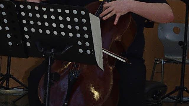 David Gayler begeisterte am Violoncello mit David Proppers "Tarantela".