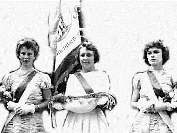 Eine neue Fahne erhielt die Wehr Pfaffenhausen 1958. Fahnenpatin war Gertrud Danz, flankiert von Cilli Schmitt und Renate Pfülb.