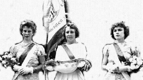 Eine neue Fahne erhielt die Wehr Pfaffenhausen 1958. Fahnenpatin war Gertrud Danz, flankiert von Cilli Schmitt und Renate Pfülb.