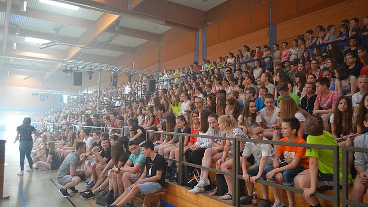 Die Schüler der anderen Jahrgangsstufen verfolgten das Geschehen in der Aischtalhalle gespannt - und einige durften im Team der Schüler in den Spielen um den Sieg kämpfen.  Foto: Larissa Händel