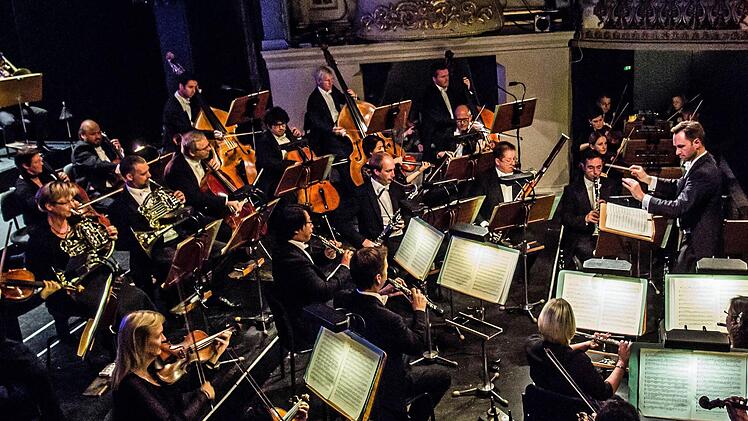 Reichlich Beifall gab es beim Sinfoniekonzert des Landestheater für das Philharmonische Orchester unter Leitung von Alexander Merzyn. Foto: Jochen Berger