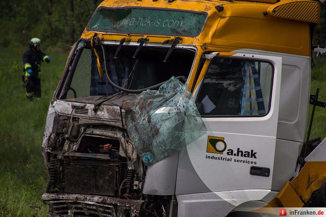 Nürnberg_ Schwerer Lkw-Unfall nach Reifenplatzer