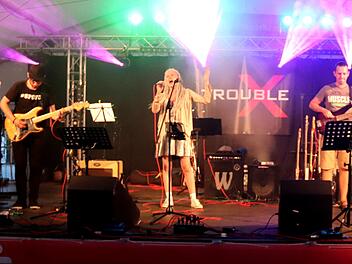 Die russische Band Spofch aus Krasnogorsk war extra zum Kulturfeuerwerk angereist. Die Band "Trouble X" trat als Gastgeber auf. Außerdem begeisterten  Musiker aus der Partnerstadt Castlebar und Krasnogorsk. Das Töpfla lockte viele Besucher an.  Fotos: Johanna Blum