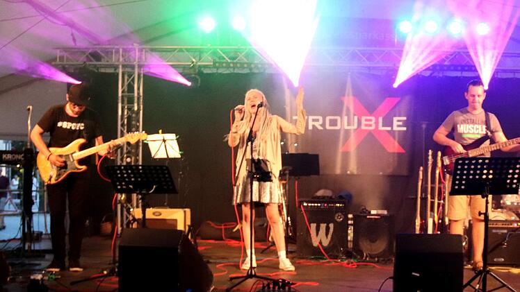 Die russische Band Spofch aus Krasnogorsk war extra zum Kulturfeuerwerk angereist. Die Band "Trouble X" trat als Gastgeber auf. Außerdem begeisterten  Musiker aus der Partnerstadt Castlebar und Krasnogorsk. Das Töpfla lockte viele Besucher an.  Fotos: Johanna Blum