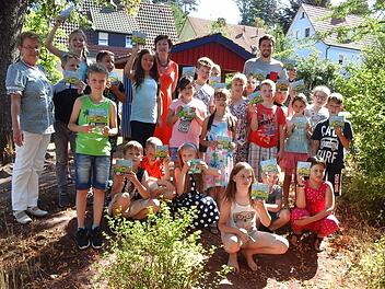 Ehrenkreisb&auml;uerin Rita J&ouml;rg (links) freut sich mit der Siegerklasse 3a der Grundschule Bad Br&uuml;ckenau.  Foto: Sabine H&ouml;chemer