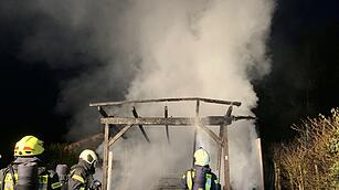 Ein am Samstagmorgen aus bislang unbekannter Ursache ausgebrochener Brand eines Carports in Leinach (Landkreis Würzburg/Unterfranken) griff auf eine benachbarte Hütte über und führte zum vollständigen Ausbrennen eines Peugeots, eines Motorbootes und Wohnwagens.