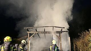 Ein am Samstagmorgen aus bislang unbekannter Ursache ausgebrochener Brand eines Carports in Leinach (Landkreis Würzburg/Unterfranken) griff auf eine benachbarte Hütte über und führte zum vollständigen Ausbrennen eines Peugeots, eines Motorbootes und Wohnwagens.