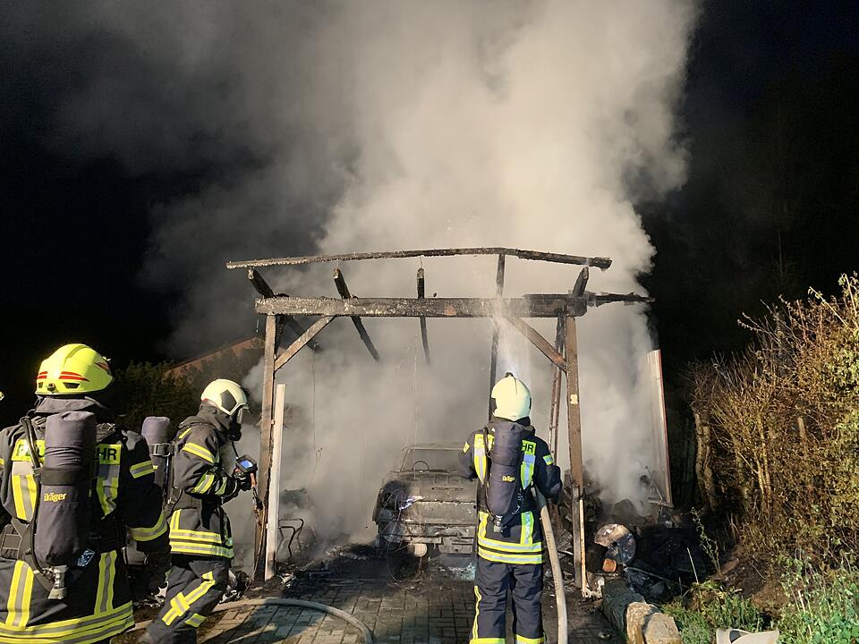 Ein am Samstagmorgen aus bislang unbekannter Ursache ausgebrochener Brand eines Carports in Leinach (Landkreis Würzburg/Unterfranken) griff auf eine benachbarte Hütte über und führte zum vollständigen Ausbrennen eines Peugeots, eines Motorbootes und Wohnwagens.