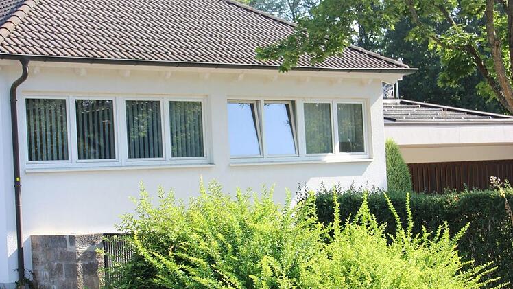 Dieses Pflanzbeet vor dem Friedhof soll Parkplätzen weichen.