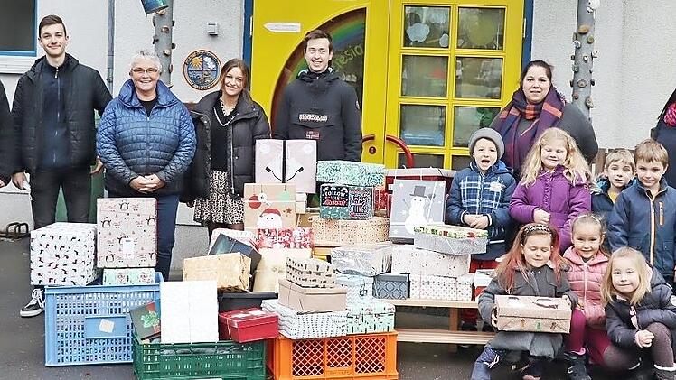 Bei der Pr&auml;sentation der &bdquo;Hilfsp&auml;ckchen mit Herz&ldquo; stehend hinten von links: Vertrauenslehrer Tizian Hahner, Sch&uuml;lersprecher Laurenz Partheym&uuml;ller, Schulleiterin und Oberstudienr&auml;tin Lydia M&uuml;nch, Sch&uuml;lersprecherin Hanna Backert, Sch&uuml;lersprecher Zacharias Mirwald, Initiatorin Kathrin Aum&uuml;ller und Stefanie Friedrich, Leiterin des Caritas-Hauses f&uuml;r Kinder