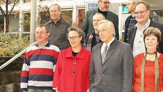 Die Plakette "Fledermäuse willkommen" und ein Zertifikat des bayerischen Umweltministeriums überreichte stellvertretender Landrat Emil Müller an mehrere "Fledermauswirte" aus dem Landkreis.  Foto: privat