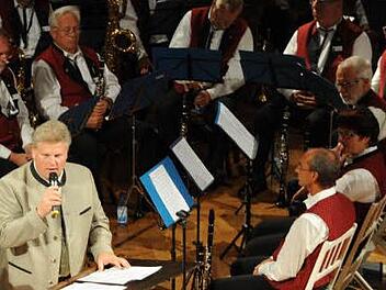 Wettbewerbsleiter Bruno Seitz erläuterte, nach welchen Kriterien die teilnehmenden Orchester bewertet wurden. Foto: Christian Dijkstal
