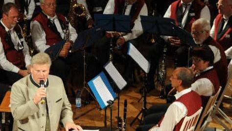 Wettbewerbsleiter Bruno Seitz erläuterte, nach welchen Kriterien die teilnehmenden Orchester bewertet wurden. Foto: Christian Dijkstal
