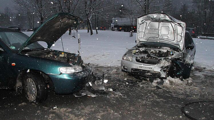 Diese zwei Autos kollidierten, nachdem ein Unbekannter der Fahrerin des grünen Daewoo bei Kauernburg die Vorfahrt genommen hatte.  Foto: Jürgen Gärtner
