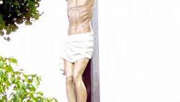 Nach einer gründlichen Restaurierung wurde das Holzkreuz mit dem Korpus des gekreuzigten Christus am Ortseingang von Sand neu eingesegnet.  Foto: Alfons Beuerlein