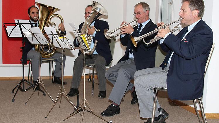 Vier Musiker des Rot-Kreuz-Orchesters Bad Kissingen sorgten für die musikalische Umrahmung der Jubiläumsfeier des Roten Kreuzes in der Alten Aula.  Foto: Dieter Britz