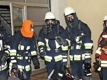 Die Praxis stand bei dem Lehrgang der Atemschutzgeräteträger in Untersiemau im Mittelpunkt.  Foto: M. Stelzner
