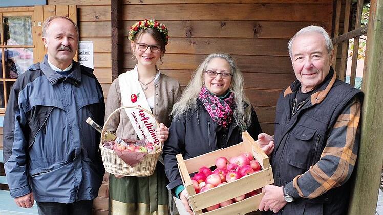 Apfelkönigin Andrea Löffler aus Effelter bereicherte mit ihrem charmanten Auftritt den Kronacher Apfelmarkt des Gartenbaukreisverbandes. Von links: Kreisvorsitzender Fritz Pohl, Andrea Löffler, die Vorstandsmitglieder Jutta Dietzel (Neuses) und Horst Heinlein (Mitwitz). Gerd Fleischmann