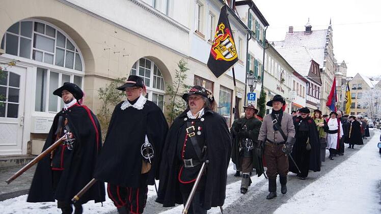 Die historischen Gruppen zogen zur Stadtpfarrkirche.